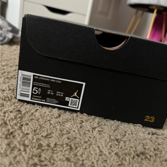 Jordan 1 Mid Gym Red GS - Picture 7 of 8